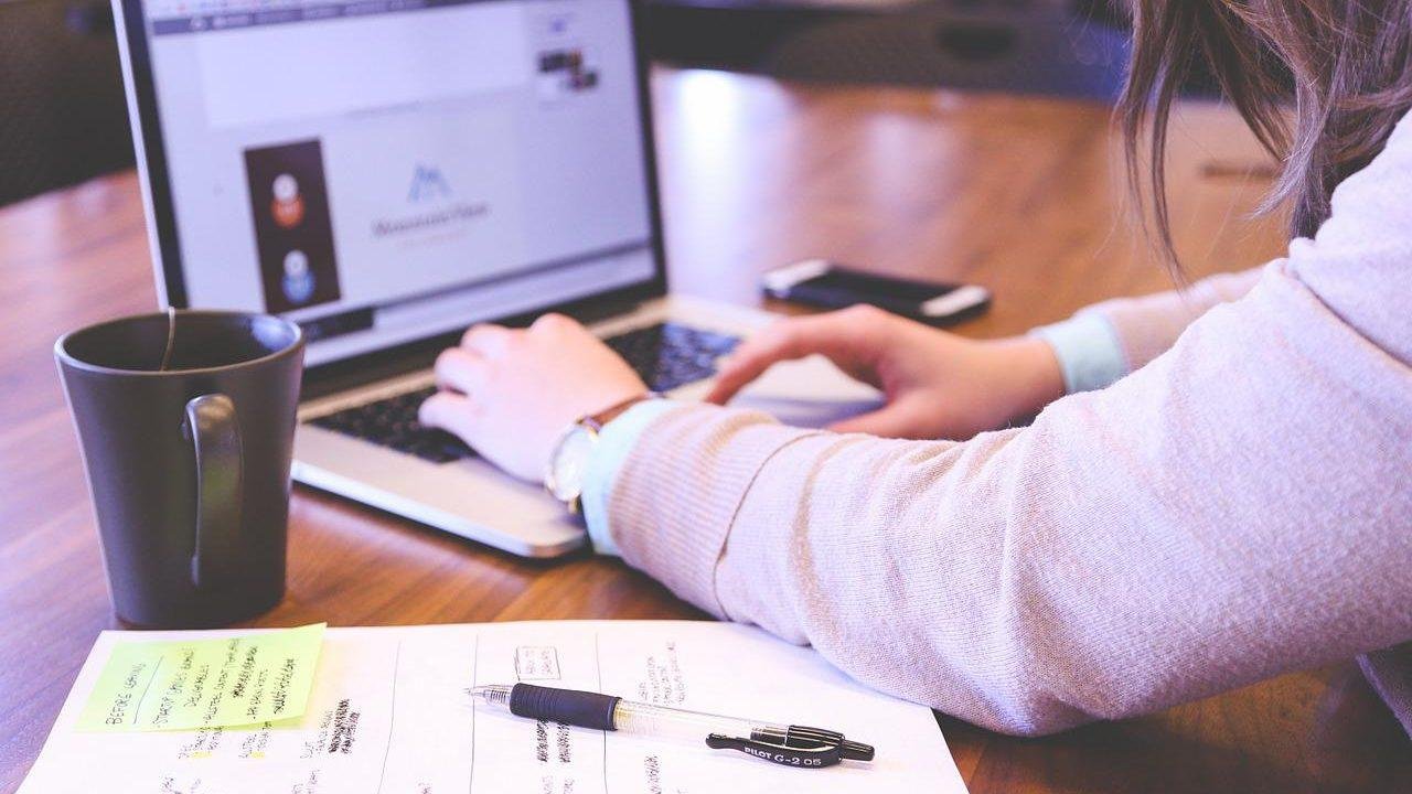 student, typing, keyboard-849822.jpg